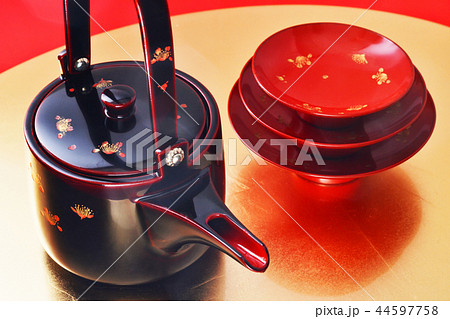 祝い酒を輪島塗りの朱盃で一献かたむける 祝い酒を輪島塗りの朱盃で一献かたむける 44597758