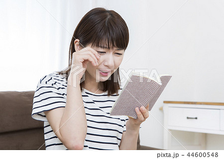 読書する若い女性 読書する若い女性 44600548