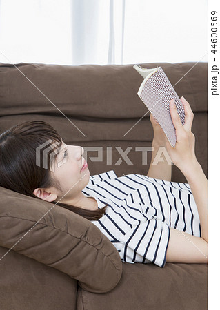 読書する若い女性 44600569