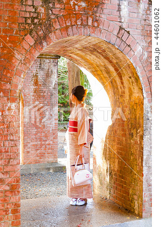 着物を着た女の子の後ろ姿、京都、日本 着物を着た女の子の後ろ姿、京都、日本 44601062