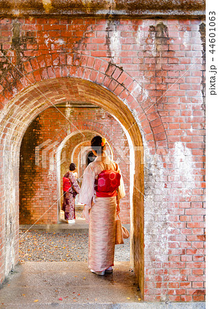 着物を着た女の子の後ろ姿、京都、日本 着物を着た女の子の後ろ姿、京都、日本 44601063