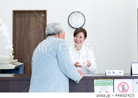 シニア、薬剤師、処方箋、薬 シニア、薬剤師、処方箋、薬 44602425