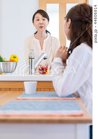 キッチンで会話する親子 44606914