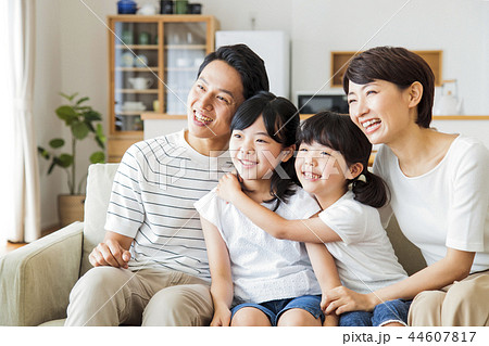 家族 親子 ファミリー 女性 子供の写真素材