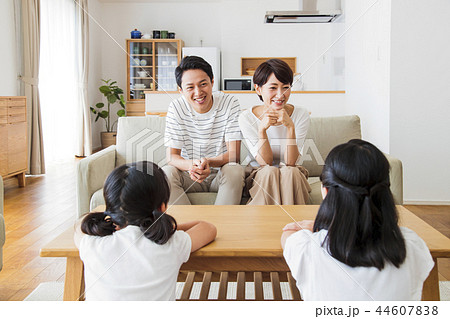 家族 親子 ファミリー 女性 子供 家族 親子 ファミリー 女性 子供 44607838