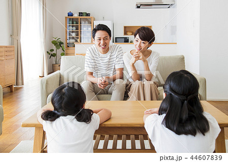 家族　親子　ファミリー　女性　子供 44607839