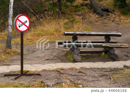 Sign, smoking area with a table of logs Sign, smoking area with a table of logs 44608188