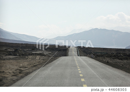 mountain road in tibet 44608303
