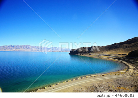 mountain road in tibet 44608683