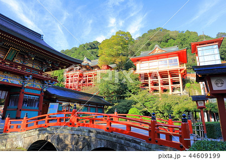 朝日を浴びる秋の祐徳稲荷神社(佐賀県鹿島市) 朝日を浴びる秋の祐徳稲荷神社(佐賀県鹿島市) 44609199