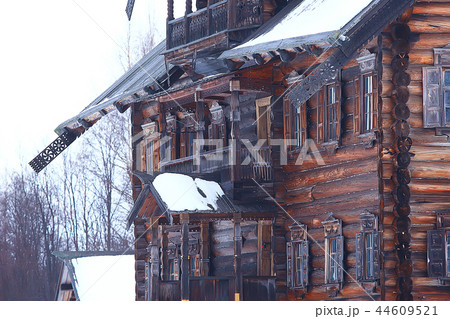wooden houses in the Russian countryside / wooden architecture, Russian provincial landscape, winter view village in Russia wooden houses in the Russian countryside / wooden architecture, Russian provincial landscape, winter view village in Russia 44609521