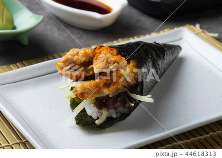 soft shell crab temaki 44618313