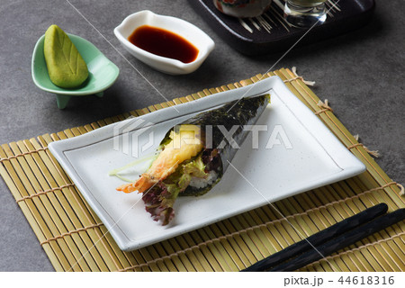temaki roll with tempura prawns temaki roll with tempura prawns 44618316