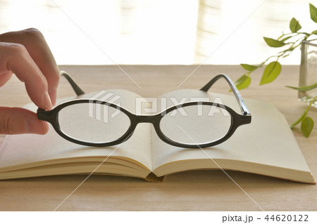 開いた本  イメージ 44620122