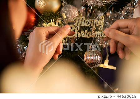 クリスマスを楽しむ男女 クリスマスを楽しむ男女 44620618