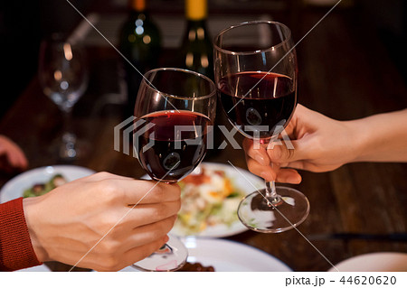 クリスマスを楽しむ男女 44620620