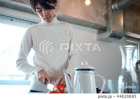 キッチンで料理をする男性 44620695