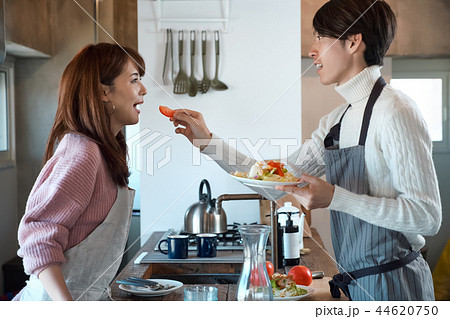 キッチンで料理をする男女 44620750