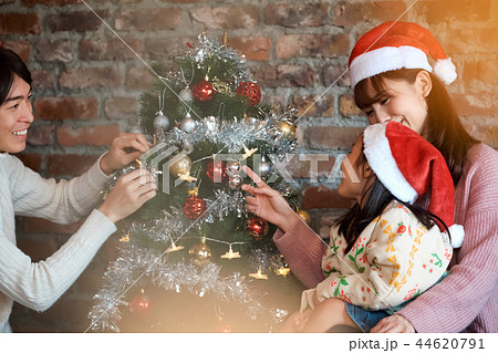 クリスマスを楽しむ家族の写真素材