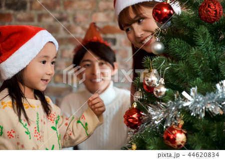 クリスマスを楽しむ家族 44620834