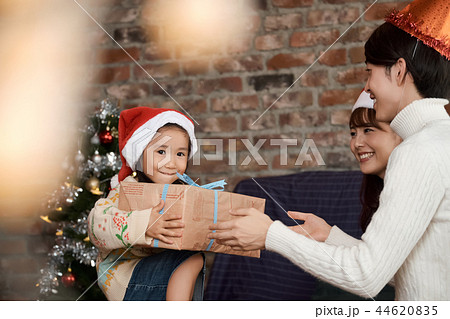 クリスマスを楽しむ家族 44620835