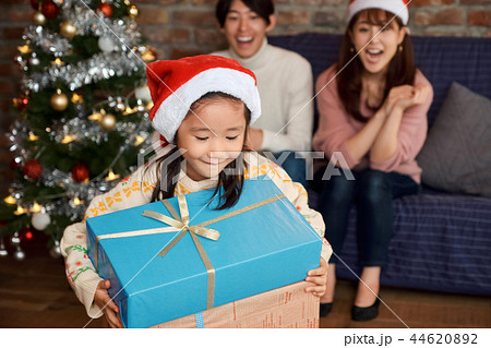 クリスマスを楽しむ家族 44620892