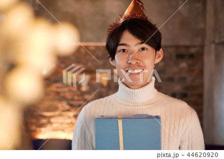 クリスマスを過ごす男性 44620920