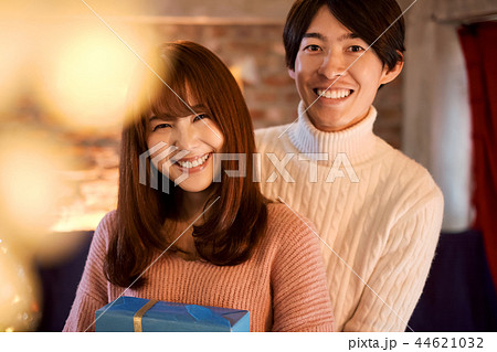 クリスマスを楽しむ男女 クリスマスを楽しむ男女 44621032