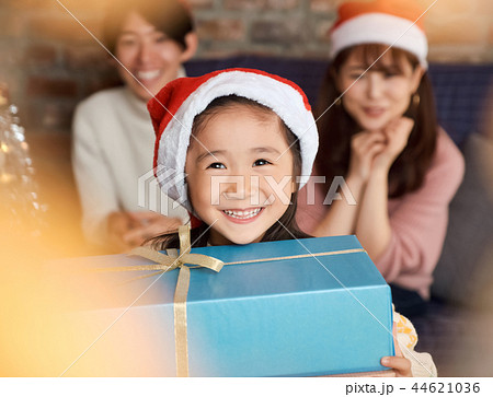 クリスマスを楽しむ家族 クリスマスを楽しむ家族 44621036