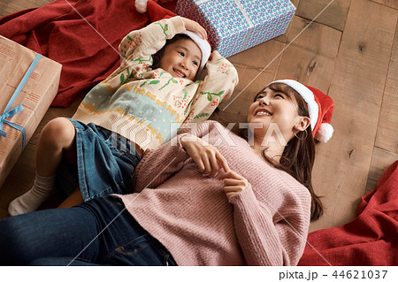 クリスマスを楽しむ家族 クリスマスを楽しむ家族 44621037
