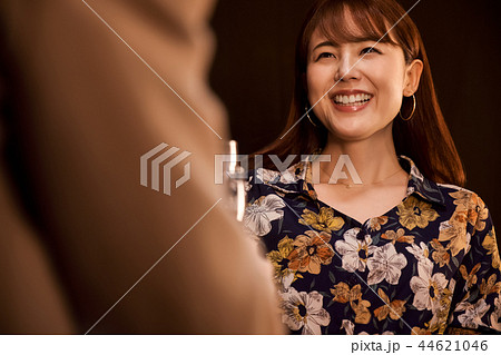 クリスマスを楽しむ男女 44621046