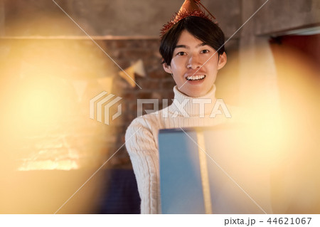クリスマスを過ごす男性 クリスマスを過ごす男性 44621067