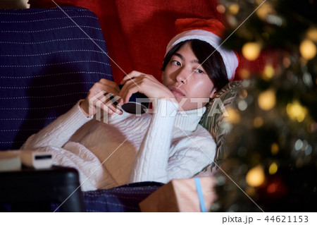 クリスマスを過ごす男性 44621153