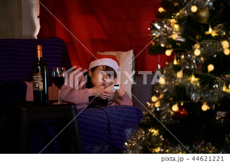 クリスマスを過ごす女性 クリスマスを過ごす女性 44621221