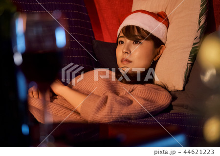 クリスマスを過ごす女性 44621223