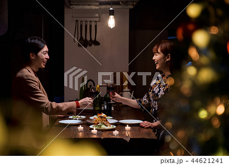 クリスマスを楽しむ男女 44621241