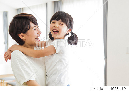 家族 親子 ファミリー 女性 子供 家族 親子 ファミリー 女性 子供 44623119