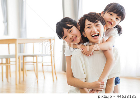 家族 親子 ファミリー 女性 子供 家族 親子 ファミリー 女性 子供 44623135