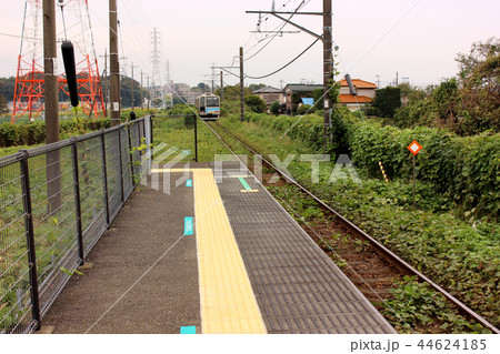 相模線入谷駅を発車した茅ヶ崎行電車 44624185