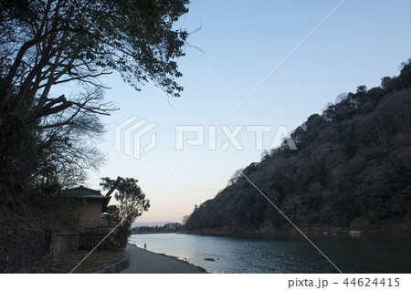 夕暮れの嵐山と桂川 44624415