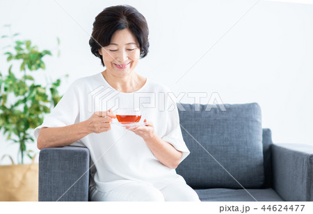 シニアの女性（紅茶） 44624477