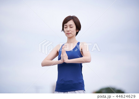ミドル女性　ヨガ 44624629