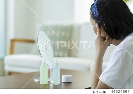 白髪を気にする中年女性 44624697