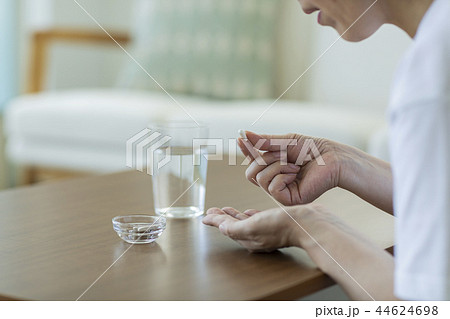 サプリメントを飲む中年女性 44624698