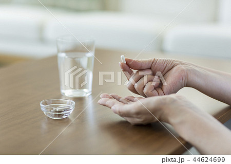 サプリメントを飲む中年女性 44624699