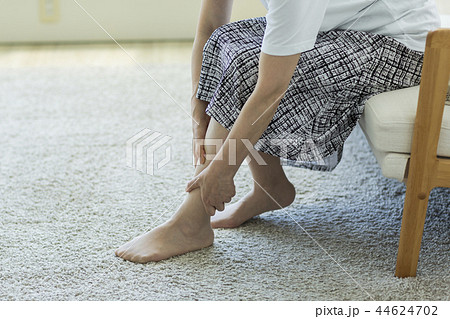 中年女性　関節痛 44624702