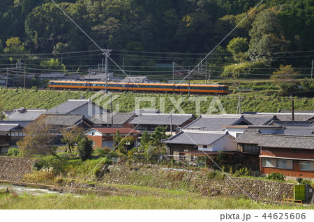 近鉄大阪線 山間部の集落付近を通過する近鉄特急の写真素材