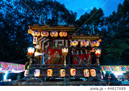 秋祭りと夜店の写真素材