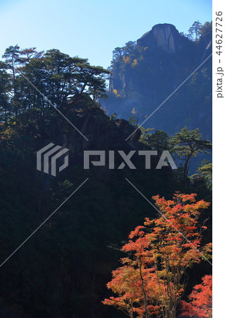 秋の山梨県甲府市の昇仙峡 滝上バス停付近から見た風景 秋の山梨県甲府市の昇仙峡 滝上バス停付近から見た風景 44627726