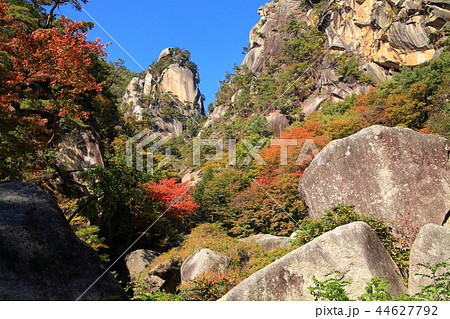 秋の山梨県甲府市の昇仙峡 覚円峰(かくえんぼう) 秋の山梨県甲府市の昇仙峡 覚円峰(かくえんぼう) 44627792